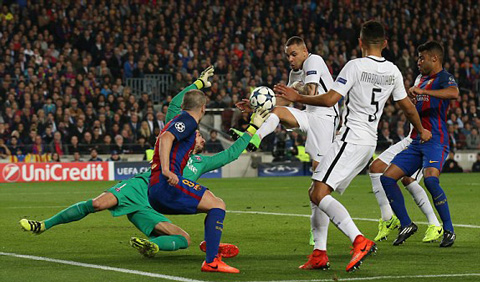 Kurzawa đá phản lưới nhà giúp Barca có bàn thắng thứ 2
