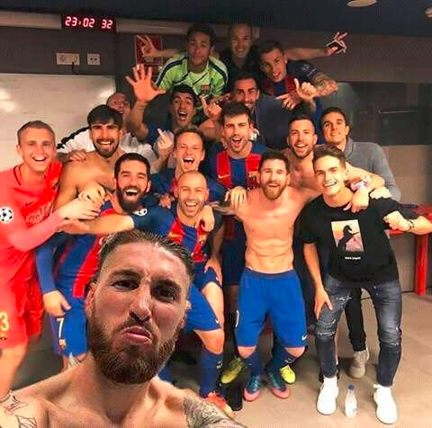 Ảnh chế Ramos ăn mừng với các cầu thủ Barca