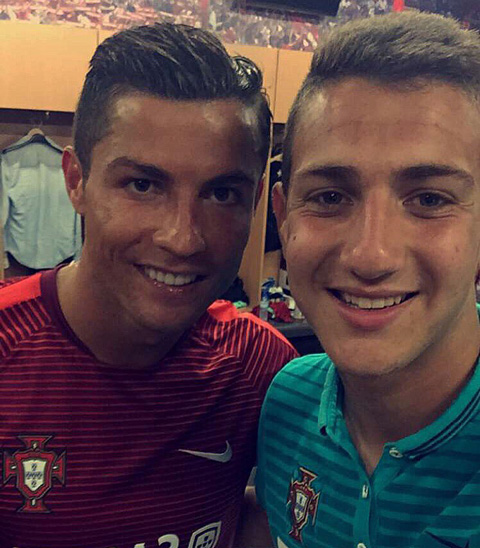 Dalot chụp chung với Ronaldo