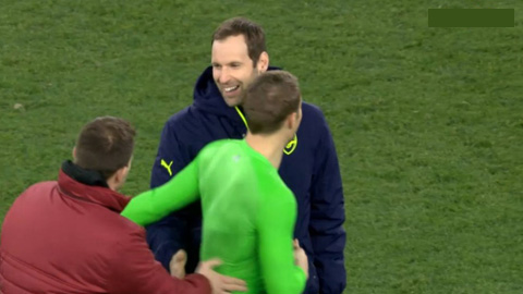 Không chỉ Sanchez, Cech cũng cười khi Arsenal thua