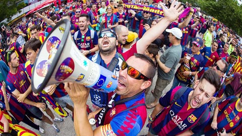 Hậu trường sân cỏ 11/3: Fan Barca ăn mừng gây… động đất