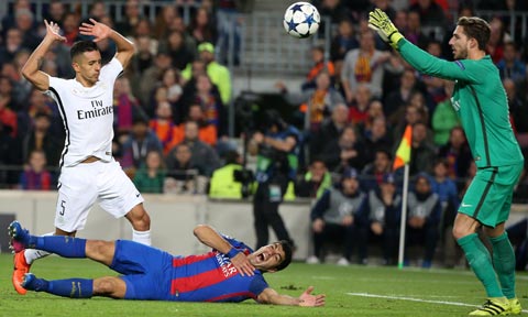 Suarez ôm cổ tỏ ra đau đớn để kiếm về quả penalty dù Marquinhos chưa kịp tác động gì 