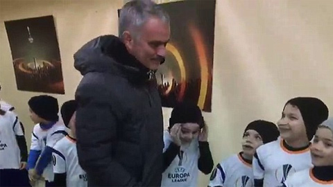 HLV Mourinho mang niềm vui bất ngờ đến cho fan nhí