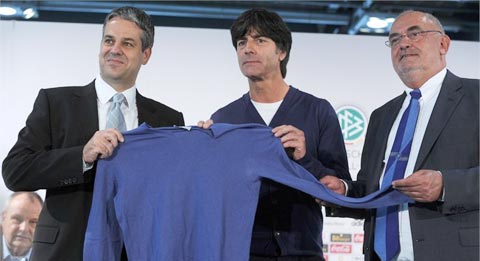 Chiếc áo len may mắn của Loew ở World Cup 2010 được đấu giá làm từ thiện