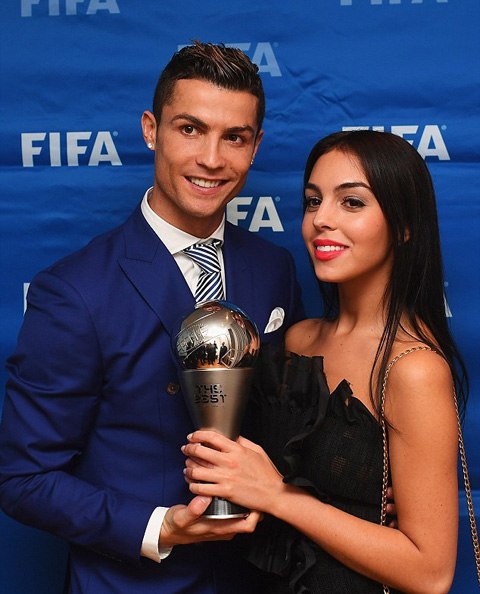 Ronaldo đang hạnh phúc với Georgina Rodriguez nhưng chuẩn bị đón thêm 2 con riêng sinh đôi