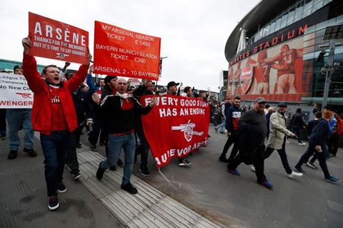 Làn sóng chỉ trích của NHM Arsenal đối với Wenger