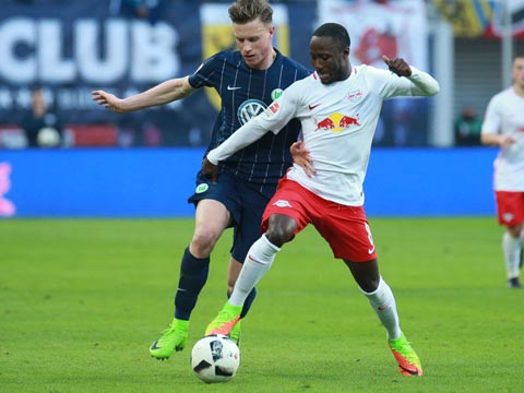 RB Leipzig (phải) đã để Wolfsburg giành trọn 3 điểm ngay trên sân nhà