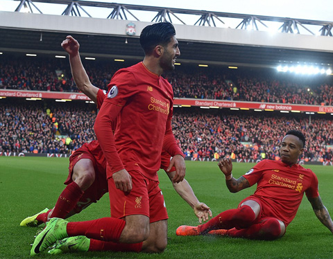 Các cầu thủ Liverpool ăn mừng phấn khích sau bàn thắng thứ 2