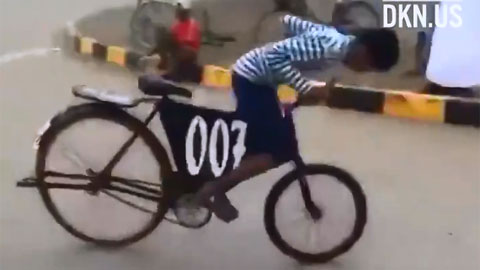 Điệp viên 007 với tuyệt kỹ đi xe đạp lùi