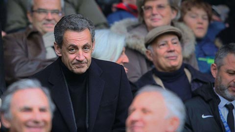 Cựu tổng thống Pháp Sarkozy gặp sự cố ở Nou Camp