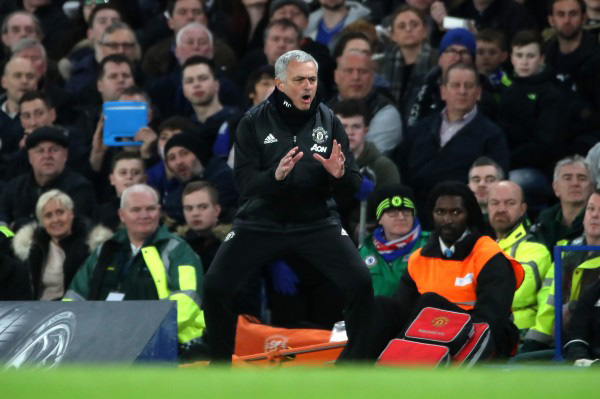 4. Jose Mourinho chắc hẳn có nhiều tâm tư muốn thể hiện qua hành động của mình trên đường pitse.