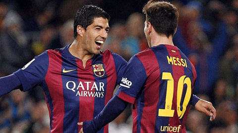 Messi và Suarez cùng thích... tiểu ngồi