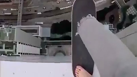 Trượt patin trên gờ tường cao ốc