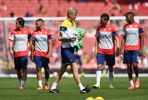 Arsene Wenger ôm đồm quá nhiều việc nên đã không hoàn thành nhiệm vụ tìm kiếm danh hiệu cho Arsenal