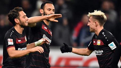 Calhanoglu (trái) và Kampl (phải) là 2 trong số nhiều ngôi sao có thể rời Leverkusen mùa Hè này 