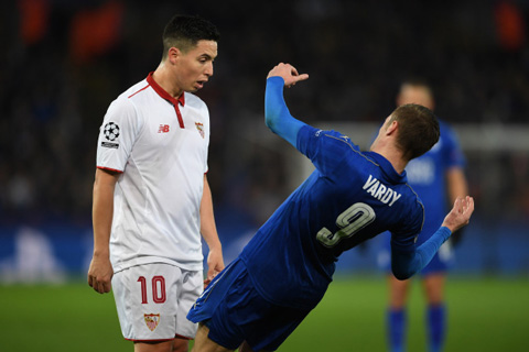 Vardy bất ngờ ngã xuống trong thế đối đầu với Nasri