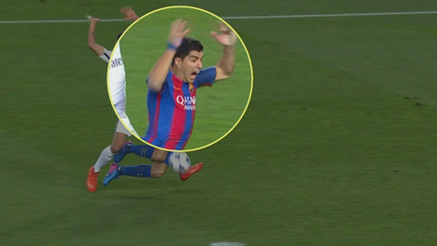 Suarez ăn vạ trong vòng cấm kiếm về 1 quả phạt đền