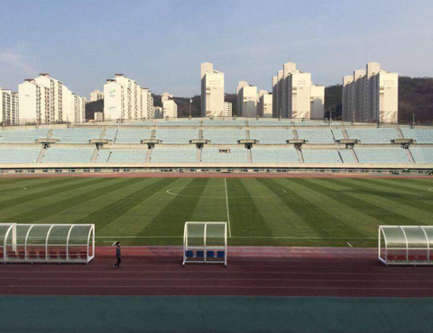 HLV Hoàng Anh Tuấn chụp hình sân Cheonan và khá hài lòng về chất lượng mặt cỏ