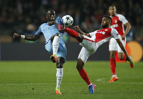 Sagna (trái) và Clichy (ảnh chủ) thường xuyên bị những cầu thủ trẻ của Monaco qua mặt