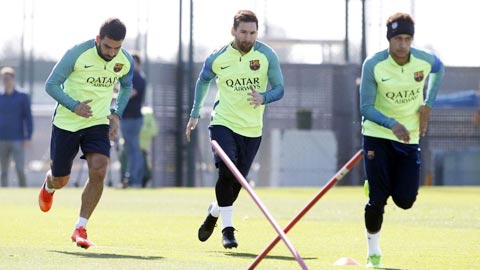 Hậu trường sân cỏ 19/3: Vì sao Messi đi giày màu đen tập luyện?
