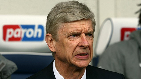 Wenger ở lại Arsenal bất chấp làn sóng chỉ trích