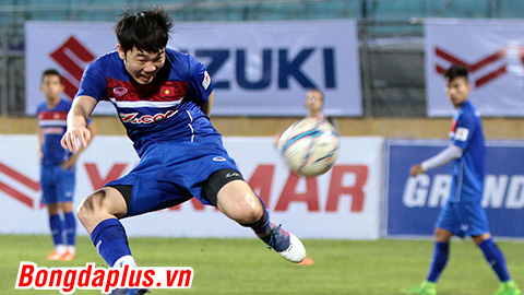 Tuyển thủ Việt Nam rèn sút bóng trước trận gặp Đài Bắc Trung Hoa