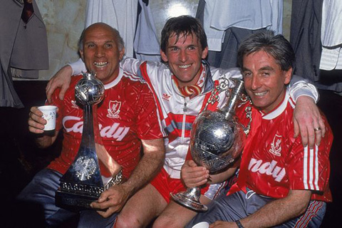 Kenny Dalglish, bên cạnh các trợ lý Ronnie Moran và Roy Evans năm 1990