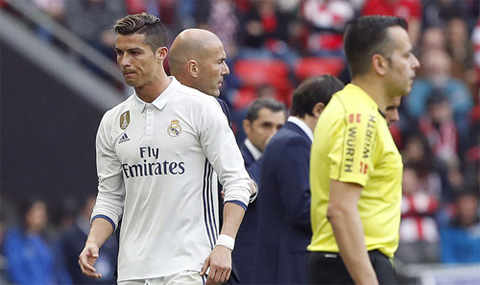 Ronaldo tỏ thái độ không hài lòng khi bị thay ra
