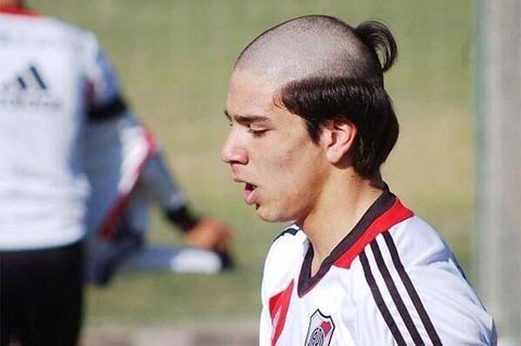 Giovanni Simeone phải cắt tóc “ma chê quỷ hờn” khi ra mắt đội chính River Plate