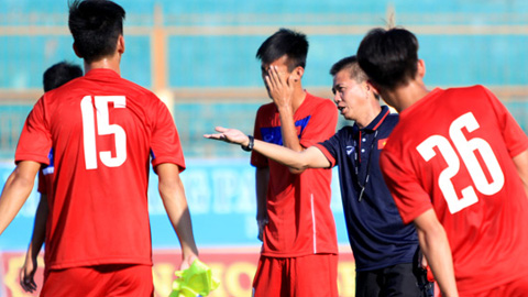 HLV Hoàng Anh Tuấn "chơi lego" cùng U20 Việt Nam