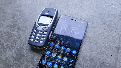 Nokia 6 đọ độ bền với Nokia 3310