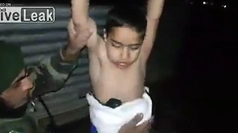 Hình ảnh lính Iraq tháo bom khỏi người cậu bé