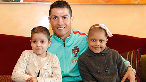 Thế giới sao 24/3: Ronaldo hăng say làm việc thiện