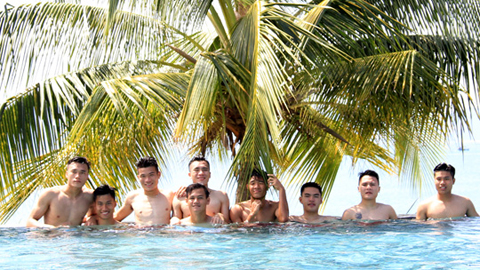 Các hot boy U20 Việt Nam khoe body cuốn hút trong biển xanh gió mát