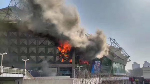 Sân nhà của đội bóng Tevez đầu quân bị cháy