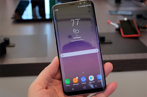 S8 dù có kích thước màn hình lên tới 5.8-inch nhưng trông nó vẫn thon gọn như chiếc smartphone 5-inch vậy