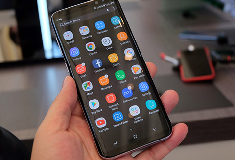 Galaxy S8 được đánh giá cao nhờ cách thiết kế hoàn toàn mới, bỏ nút Home vật lý, màn hình cong tràn viền bắt mắt