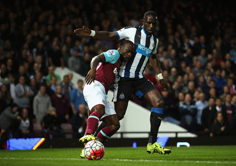 Moses đối đầu Sissoko khi cả hai khoác áo West Ham và Newcastle