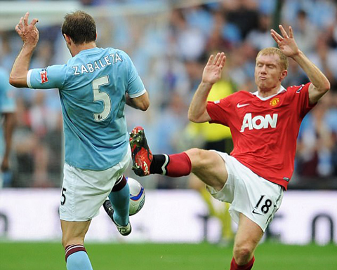 Scholes bị thẻ đỏ vì đạp bóng vào đầu gối Zabaleta