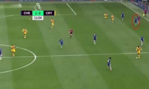 Pedro (khoanh đỏ) trong bàn thua thứ 2 của Chelsea