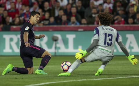 Suarez tiếp tục chứng tỏ cái duyên đặc biệt trên sân Los Carmenes của Granada