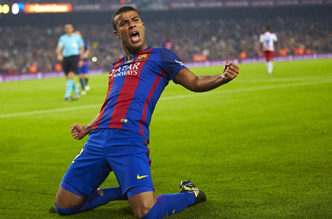 Rafinha, biểu trưng cho sơ đồ 3-4-3 đã dính chấn thương