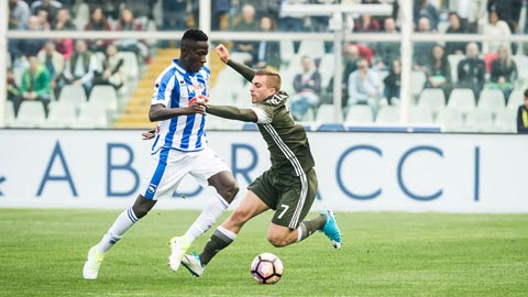 Coulibaly (trái) ra mắt Serie A trong trận gặp Milan