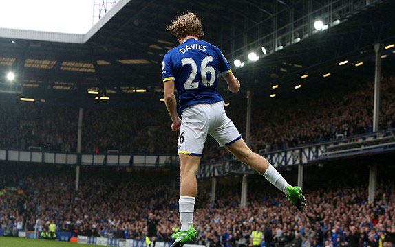 Davies giúp Everton dẫn điểm ngay phút thi đấu đầu tiên
