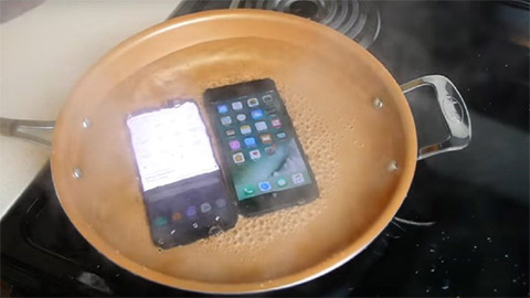 iPhone 7 Plus chết sặc khi ngâm nước sôi cùng Galaxy S8+
