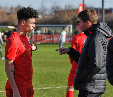 Gerrard trao đổi với cầu thủ trẻ của U18 Liverpool