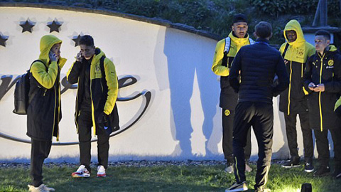Các cầu thủ Dortmund đứng bên ngoài khách sạn trú quân sau vụ xe buýt bị tấn công