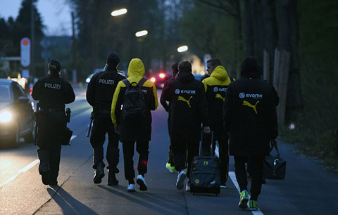 Cảnh sát hộ tống các cầu thủ Dortmund đến một địa điểm bí mật để nghỉ ngơi 