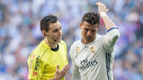 Báo thân Barca đòi treo giò Ronaldo vì hành vi giống Messi