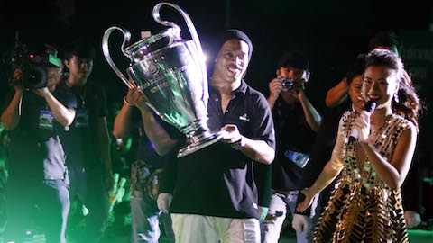 Ronaldinho và chiếc cúp C1 châu Âu đến TP.HCM